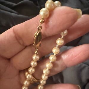 Marvella vintage pearl bracelet it’s very pretty it has a vintage gold hookclasp